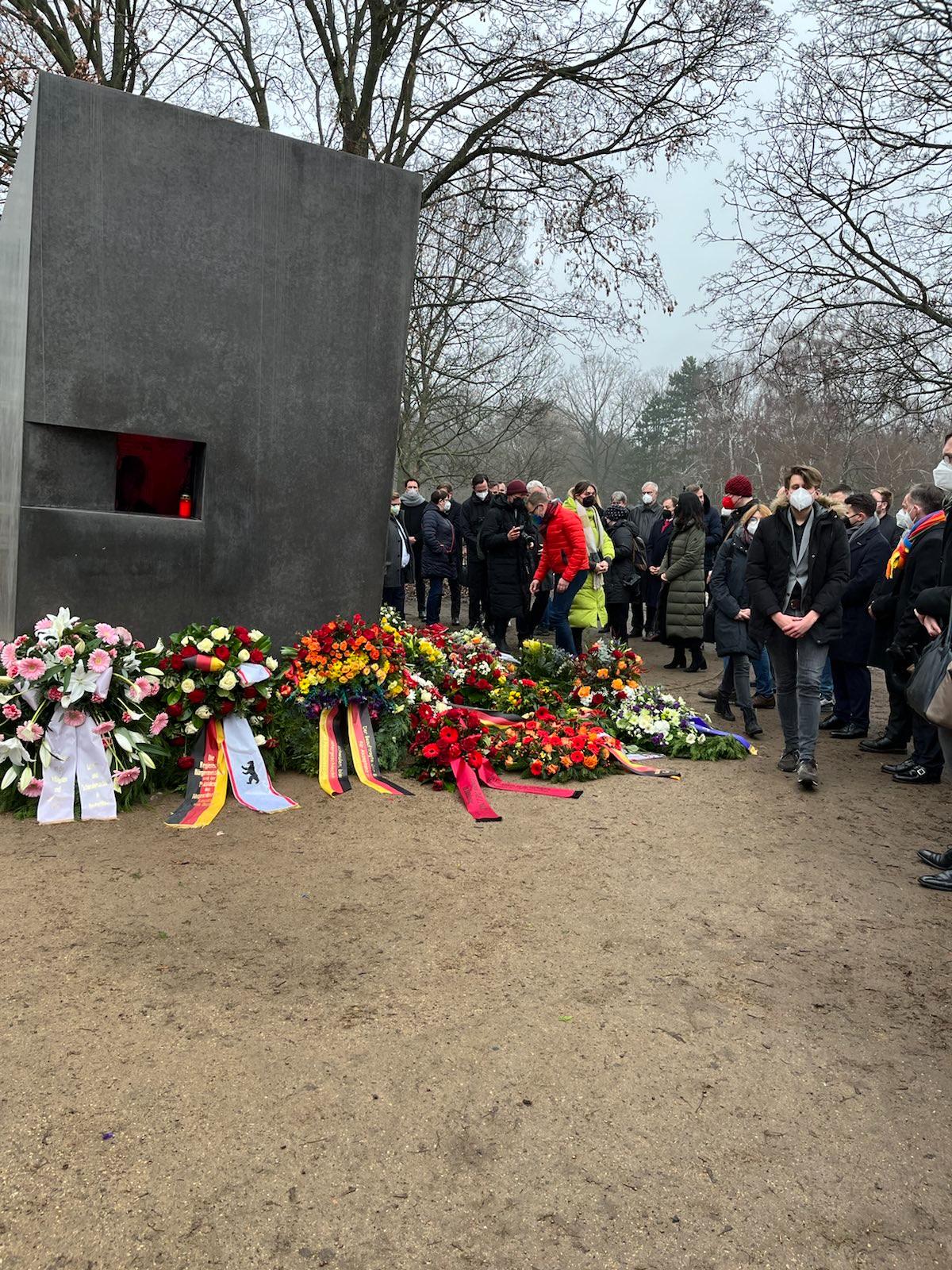 Stilles Gedenken an die Opfer des Nationalsozialismus | Kranzniederlegung am Denkmal für die im Nationalsozialismus verfolgten Homosexuellen in Berlin