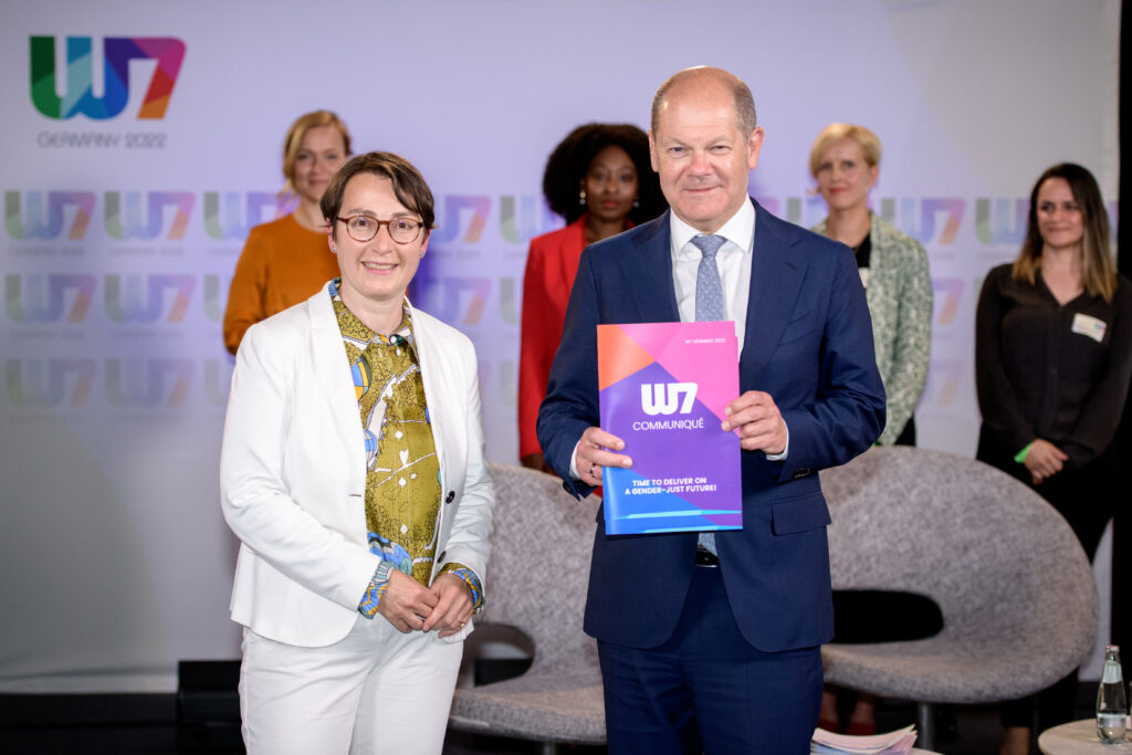 Deutscher Frauenrat: W7 übergibt Abschlusserklärung an Bundeskanzler Scholz und fordert gleichstellungspolitische Zusagen der G7