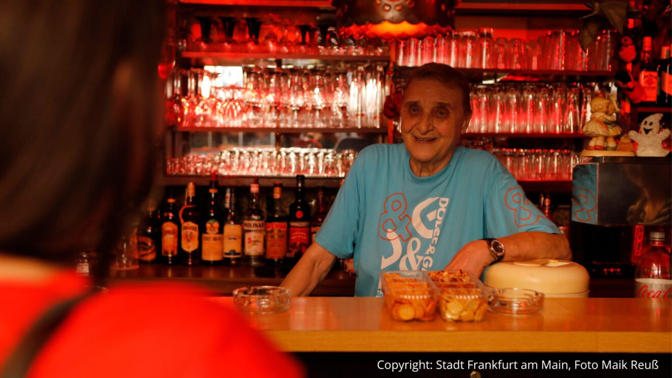 Ericka Ricky Wild betreibt die Bar La Gata seit 51 Jahren - Bild: Stadt Frankfurt am Main - Maik Reuß