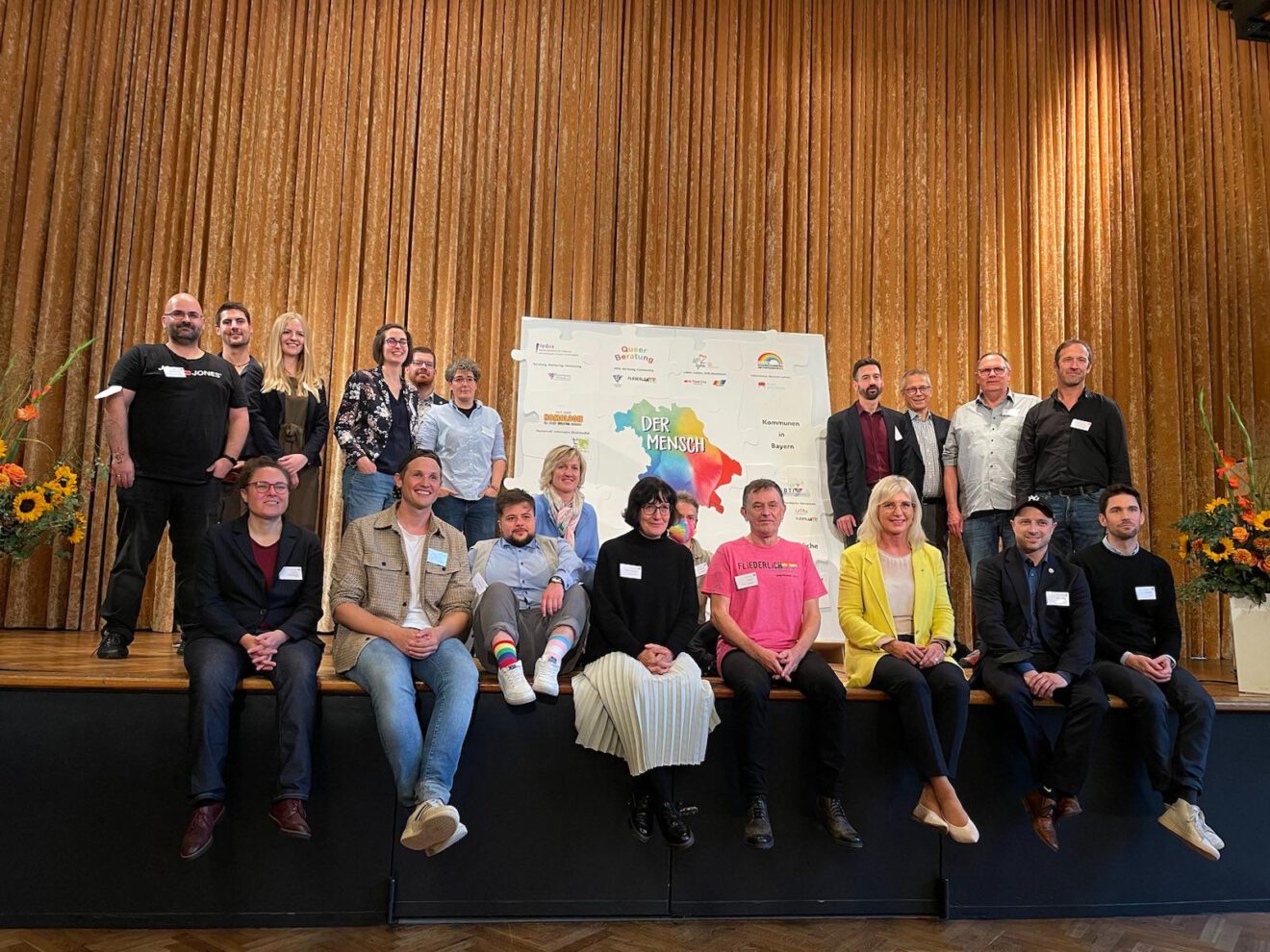 Gruppenfoto beim Fachtag "Denkwerkstatt zum LSBTIQ-Netzwerk in Bayern" in München am 24. Oktober