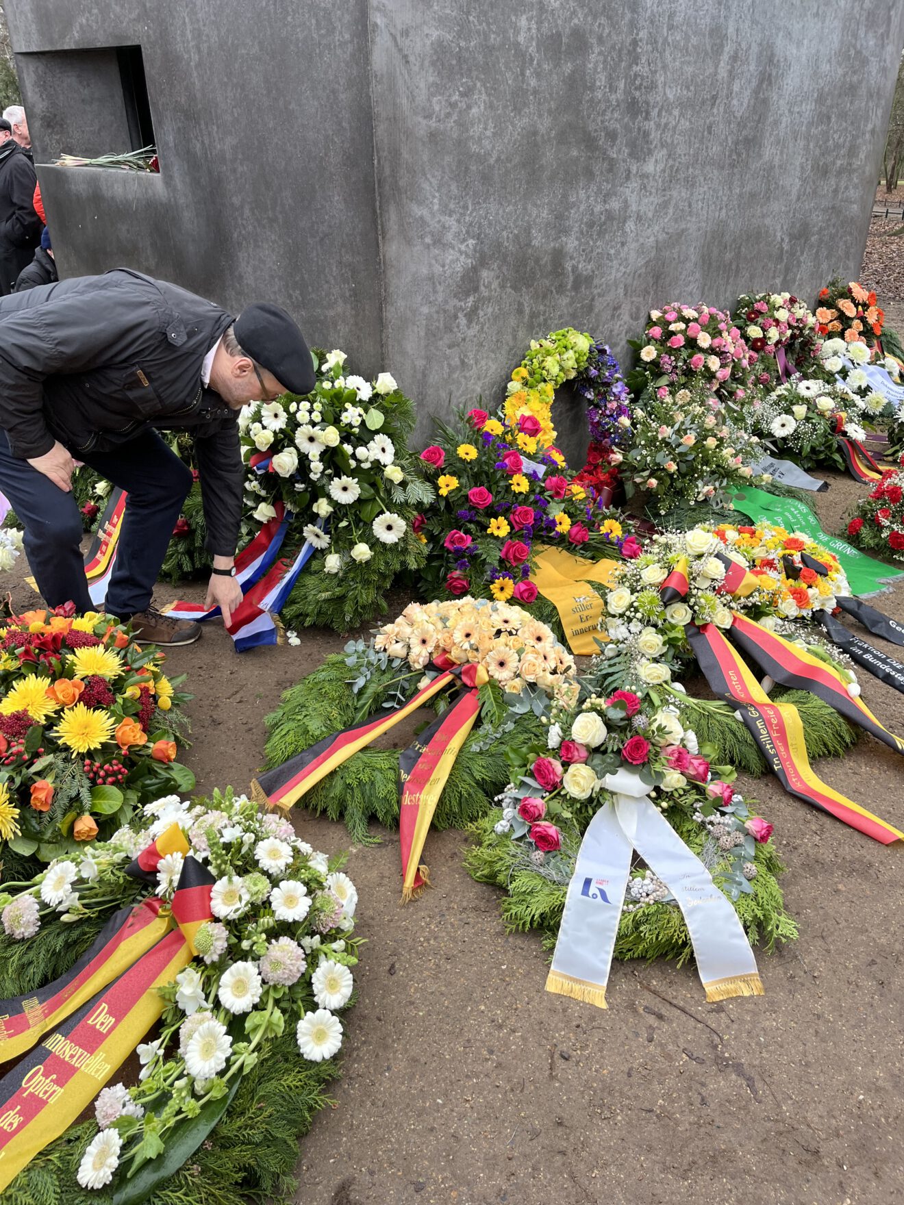 Kranzniederlegung am Denkmal für die im Nationalsozialismus verfolgten Homosexuellen am 27. Januar 2023